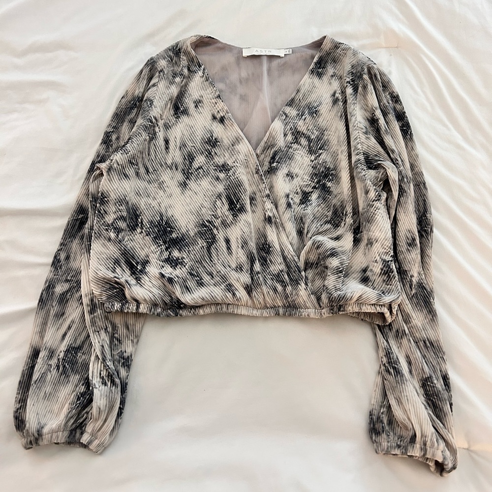 Astr the Label long sleeve crop top